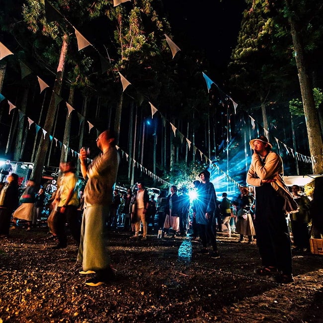 [E-TICKET]極楽温泉音楽祭2024 - 5月31日-6月2日(金・土・日) 8 - 夜は美しく会場がライトアップされます