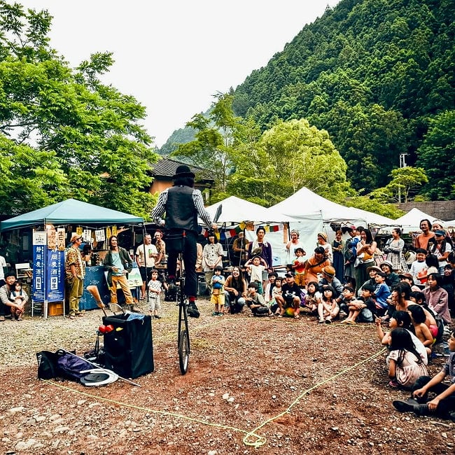[E-TICKET]極楽温泉音楽祭2025 - 5月30日-6月1日(金・土・日) 8 - 大道芸の方もきて、一緒に遊びます