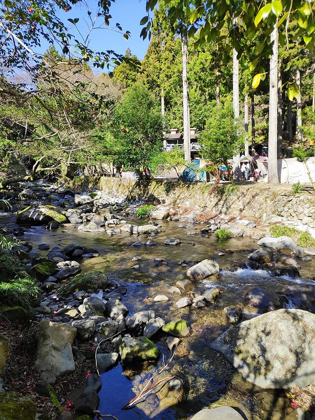 [E-TICKET]極楽温泉音楽祭2025 -オートキャンプ 4 - 会場内にはきれいな川が流れています