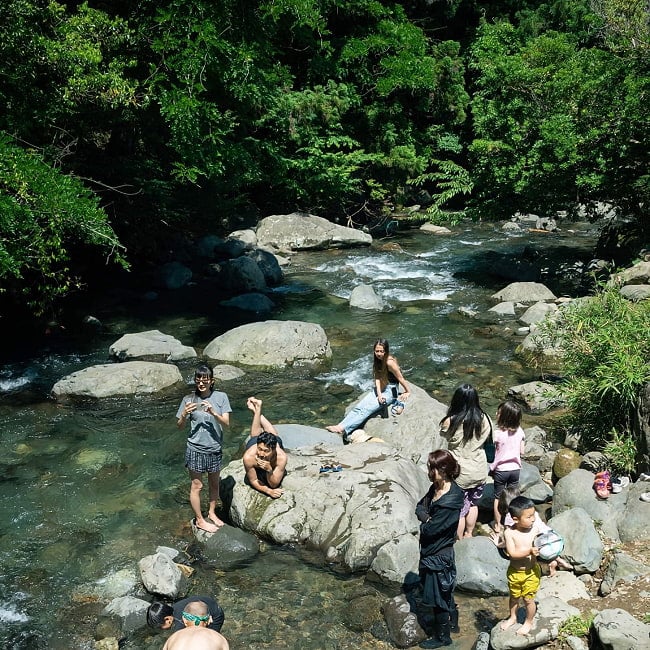 [E-TICKET]極楽温泉音楽祭2026 - 5月29日-5月31日(金・土・日) 10 - 会場内には美しい川が流れていて、川遊びも楽します