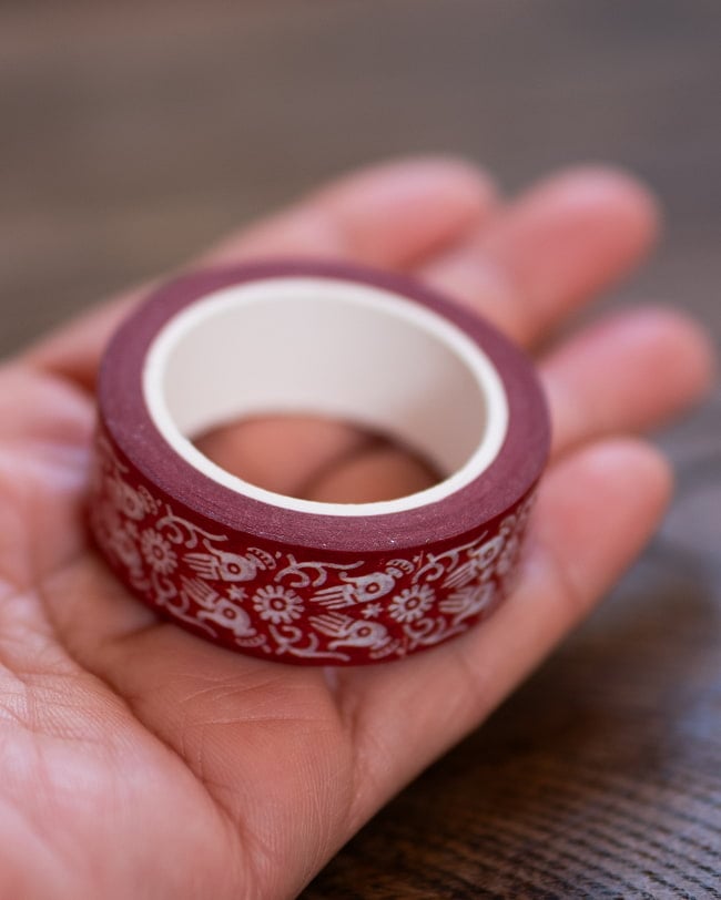 赤い手-ティラキタオリジナル マスキングテープ 15mm x 10m 5 - サイズ比較のために、手に持ってみました