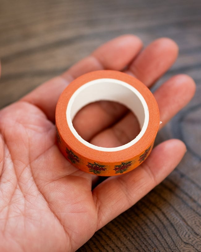 黄色と赤い花-ティラキタオリジナル マスキングテープ 15mm x 10m 5 - サイズ比較のために、手に持ってみました