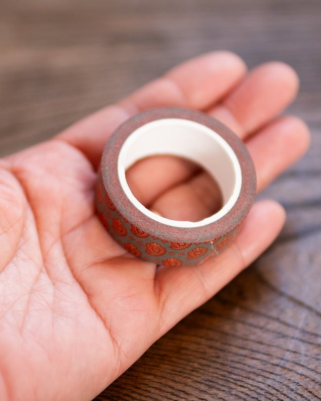 オレンジペイズリー-ティラキタオリジナル マスキングテープ 15mm x 10m 5 - サイズ比較のために、手に持ってみました