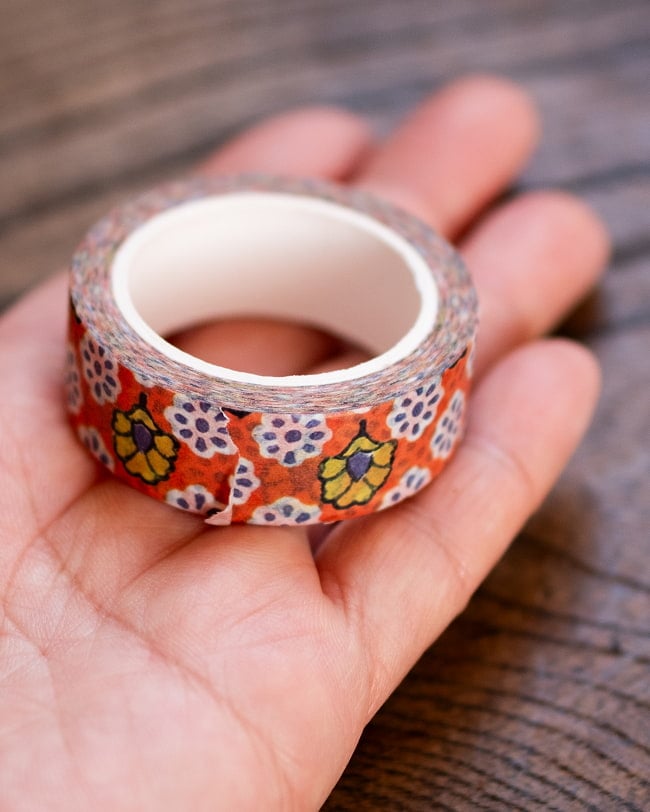 黄色とブルーのお花-ティラキタオリジナル マスキングテープ 15mm x 10m 5 - サイズ比較のために、手に持ってみました