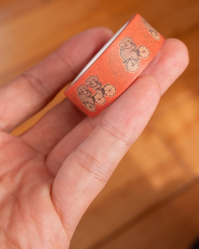 ちょっと目つきの悪い自転車ぞうさん-ティラキタオリジナル マスキングテープ 15mm x 10m 5 - サイズ比較のために、手に持ってみました