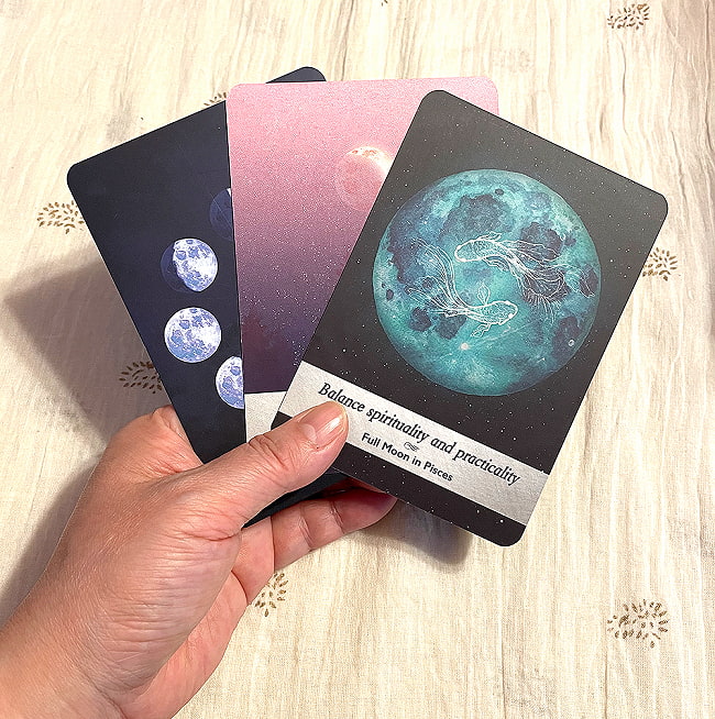 ムーンオロジー オラクルカード - Moonology ORACLE CARDS 6 - カードの大きさはこのくらい。カードを持っている手は、手の付け根から中指の先までで約17cmです。