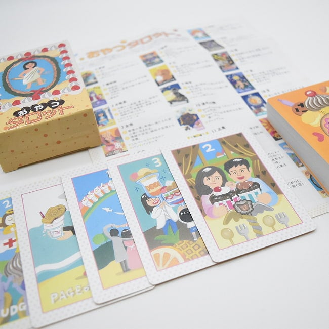 おやつタロット - snack tarot 4 - カードの大きさはこのくらい。カードを持っている手は、手の付け根から中指の先までで約17cmです。