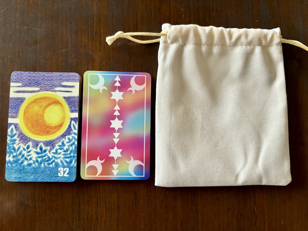 パートナールノルマン - Partner Lenormand 4 - カードの大きさはこのくらい。カードを持っている手は、手の付け根から中指の先までで約17cmです。