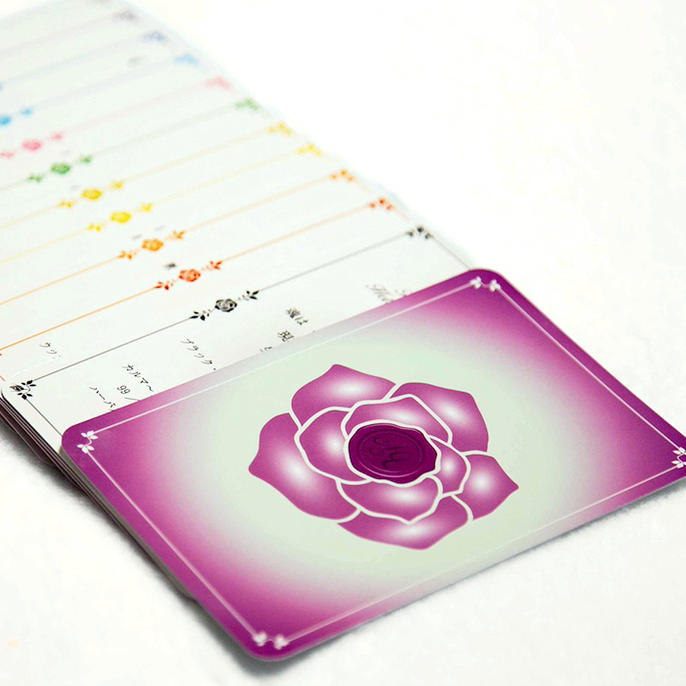 ミスティックアロマテラピーエッセンスカード　2−インターミディエイトレベル - Mystic Aromatherapy Essence Cards 2 - Intermediate Level 4 - カードの大きさはこのくらい。カードを持っている手は、手の付け根から中指の先までで約17cmです。
