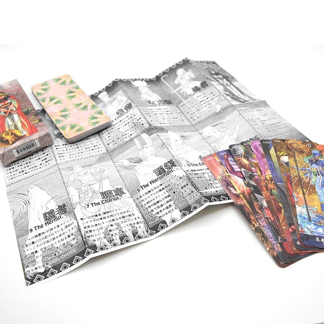 エジプト神話タロット＆ オラクル - Egyptian Mythology Tarot & Oracle 4 - カードの大きさはこのくらい。カードを持っている手は、手の付け根から中指の先までで約17cmです。