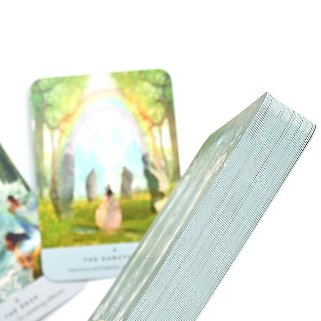 エンシェントストーンオラクル - Ancient Stone Oracle 4 - カードの大きさはこのくらい。カードを持っている手は、手の付け根から中指の先までで約17cmです。