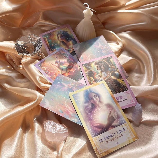 プリンセスマジックオラクルカード - Princess Magic Oracle Card 4 - カードの大きさはこのくらい。カードを持っている手は、手の付け根から中指の先までで約17cmです。