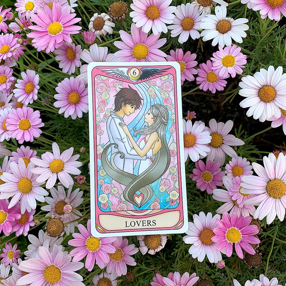 ザ・ミラータロット 英語版 - The Mirror Tarot English Version 4 - カードの大きさはこのくらい。カードを持っている手は、手の付け根から中指の先までで約17cmです。