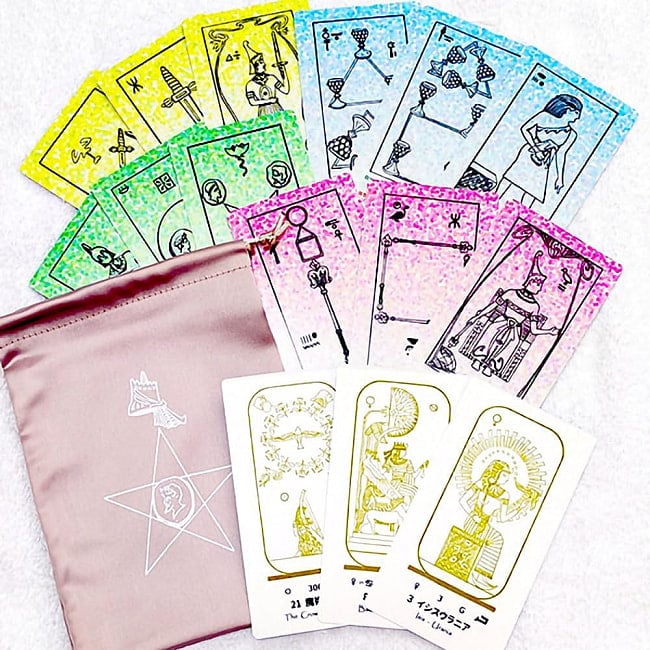 エジプシャンタロット 占いセット - Egyptian Tarot Fortune Telling Set 5 - 外箱の大きさはこのくらい。箱を持っている手は、手の付け根から中指の先までで約17cmです。