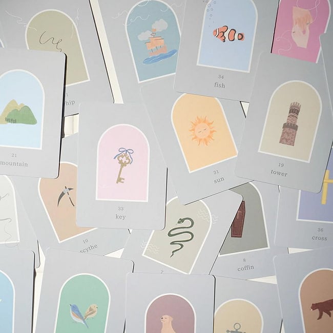 ドア・ルノルマンカード - door Lenormand Card 4 - カードの大きさはこのくらい。カードを持っている手は、手の付け根から中指の先までで約17cmです。