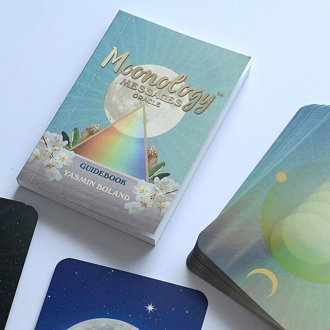 ムーンオロジーメッセージオラクルル - Moonology Message Oracle 4 - カードの大きさはこのくらい。カードを持っている手は、手の付け根から中指の先までで約17cmです。