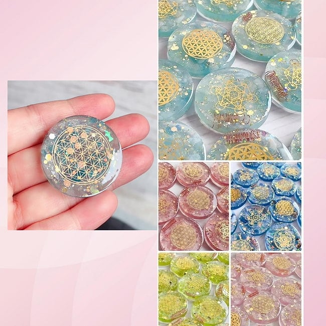 オルゴナイトスピリチュアルパワーオラクルカード - Orgonite Spiritual Power Oracle Cards 5 - 外箱の大きさはこのくらい。箱を持っている手は、手の付け根から中指の先までで約17cmです。