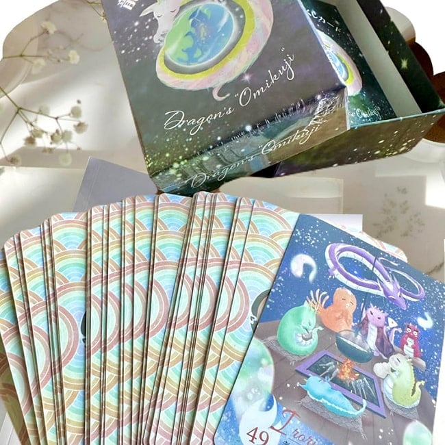 龍のおみくじカード - Dragon Fortune Cards 4 - カードの大きさはこのくらい。カードを持っている手は、手の付け根から中指の先までで約17cmです。