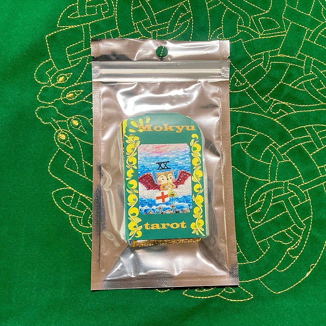 Mokyuタロット - Mokyu Tarot 4 - カードの大きさはこのくらい。カードを持っている手は、手の付け根から中指の先までで約17cmです。