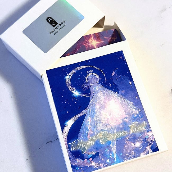 トワイライト・ドリーム・タロットカード - Twilight Dream Tarot Cardsの写真オラクルカード,占い,カード占い,タロット,スピリチュアル,自己探求,内なる声,ガイダンス,直感,金箔加工,アートワーク,決断サポート,毎日のリフレクション,魂の目的