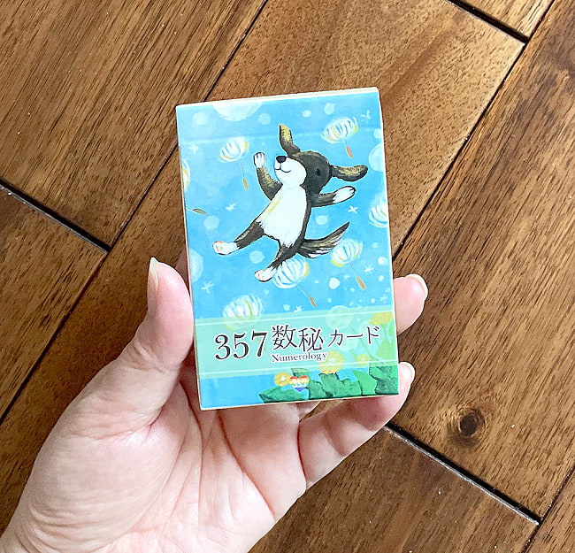 357数秘カード - 357 numerological card 5 - サイズ比較のために手に持ってみました