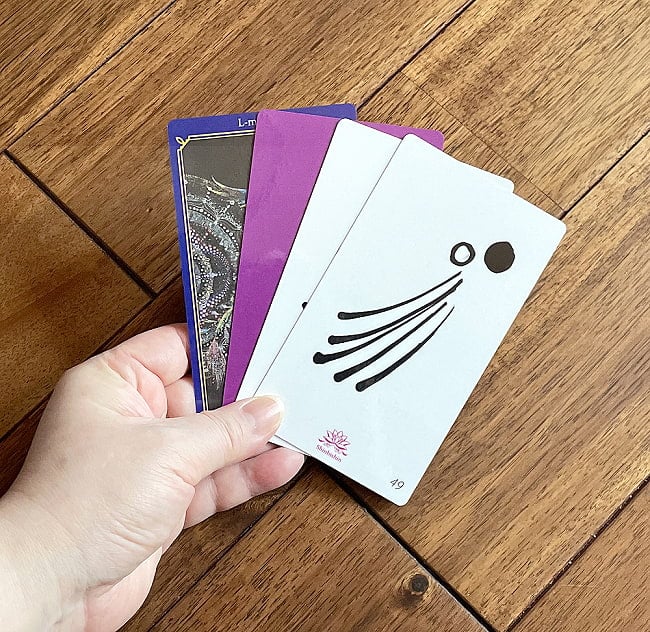 潜在意識波動カード - Subconscious wave card 4 - サイズ比較のために手に持ってみました
