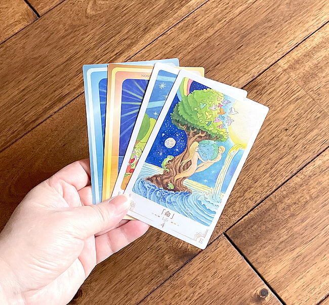 ドリーミング・セラピー・カード - Dreaming Therapy Card 4 - カードの大きさはこのくらい。カードを持っている手は、手の付け根から中指の先までで約17cmです。
