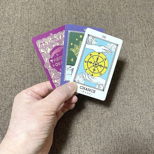 タロティカ オラクル − Tarotica Oracle 3 - カードを手に持ってみました。カードを持った手は、付け根から中指の先まで約15cmです