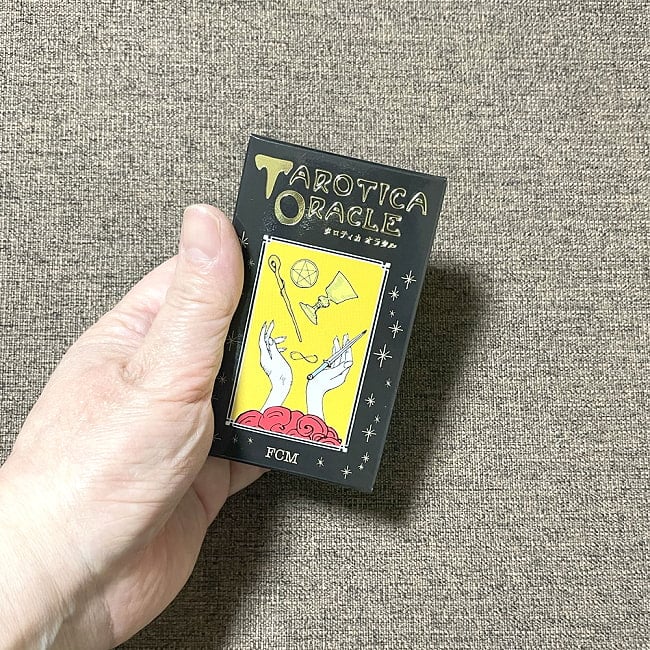タロティカ オラクル − Tarotica Oracle 4 - 箱を手に持ってみました。箱を持った手は、付け根から中指の先まで約15cmです