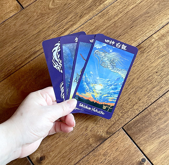 龍神カード - Ryujin card 4 - サイズ比較のために手に持ってみました