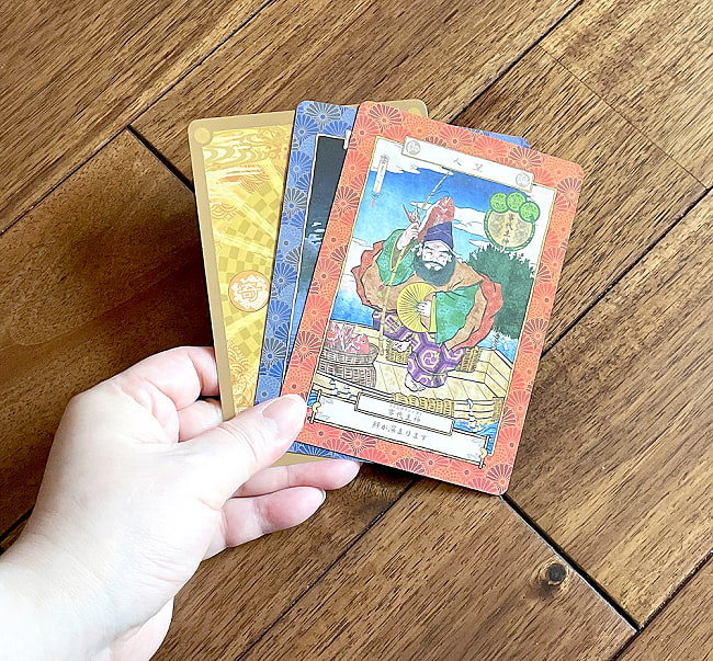 八百万の神カード - Eight million god cards 4 - サイズ比較のために手に持ってみました