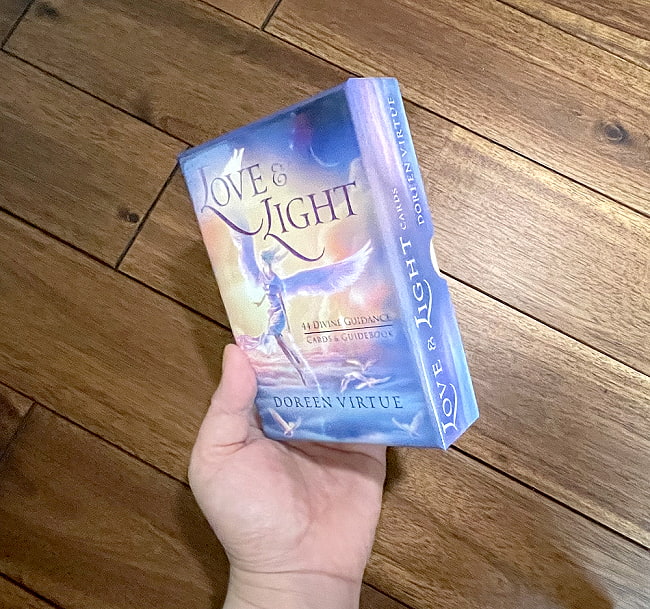 ラブ＆ライトディバインガイダンスカード - Love & Light Divine Guidance Card  5 - 大きさの比較のためにパッケージを手にとってみました