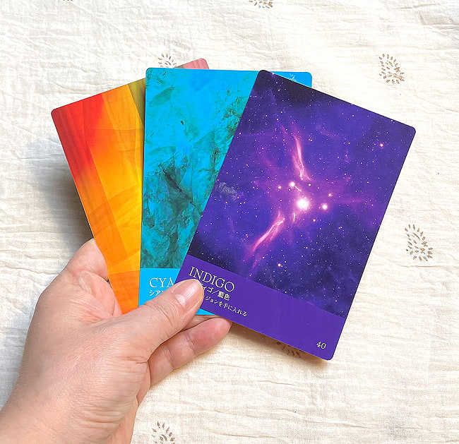カラー・カード - The SECRET LANGUAGE of COLOR CARDS 6 - カードの大きさはこのくらい。カードを持っている手は、手の付け根から中指の先までで約17cmです。