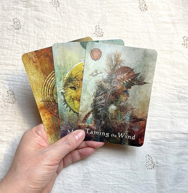 ミスティカル シャーマン　オラクル カード - MYSTICAL SHAMAN ORACLE 6 - カードの大きさはこのくらい。カードを持っている手は、手の付け根から中指の先までで約17cmです。