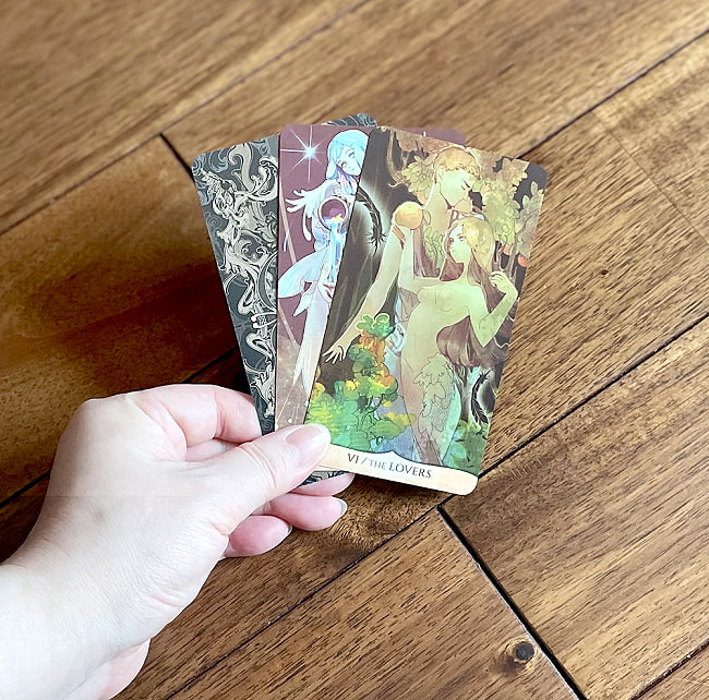 ウェイト版 トラディショナル マンガ タロット - Traditional Manga Tarot  4 - カードの大きさはこのくらい。カードを持っている手は、手の付け根から中指の先までで約17cmです。
