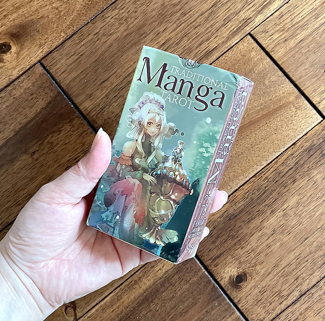 ウェイト版 トラディショナル マンガ タロット - Traditional Manga Tarot  5 - 外箱の大きさはこのくらい。箱を持っている手は、手の付け根から中指の先までで約17cmです。