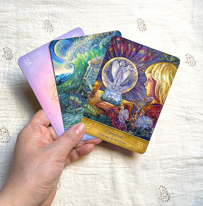 ミスティカル ウィズダム オラクル カード - Mystical Wisdom Card Deck 9 - カードの大きさはこのくらい。カードを持っている手は、手の付け根から中指の先までで約17cmです。