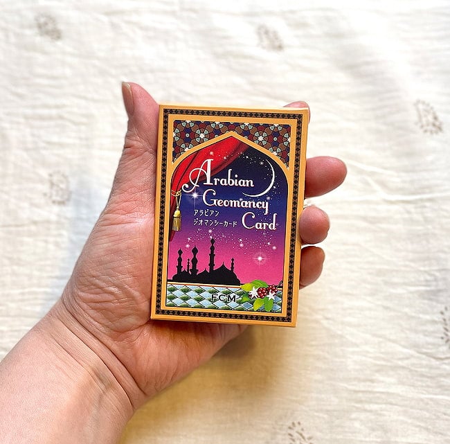 アラビアンジオマンシーカード - Arabian Geomancy Card 7 - 外箱の大きさはこのくらい。箱を持っている手は、手の付け根から中指の先までで約17cmです。