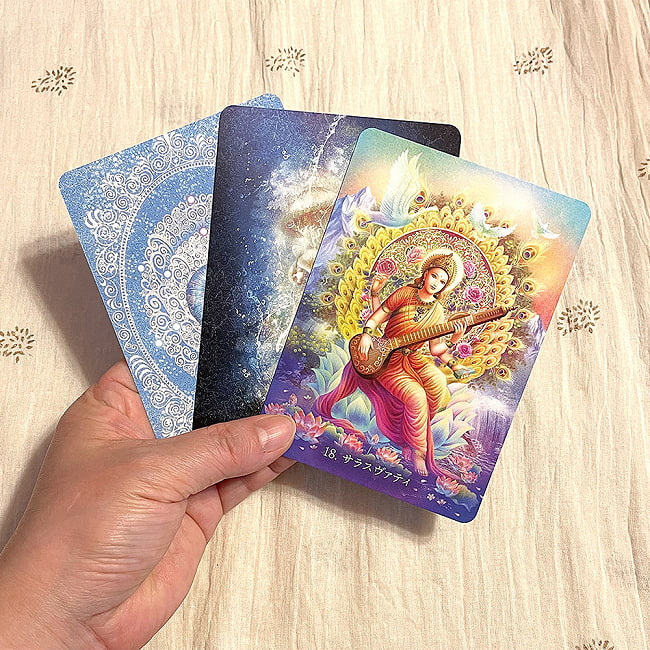 エターナルオラクルカード - Eternal Oracle Card 5 - カードの大きさはこのくらい。カードを持っている手は、手の付け根から中指の先までで約17cmです。