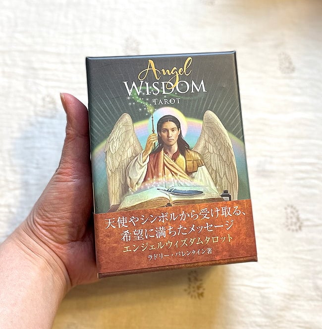 エンジェルウィズダムタロット - Angel Wisdom Tapro 7 - 外箱の大きさはこのくらい。箱を持っている手は、手の付け根から中指の先までで約17cmです。