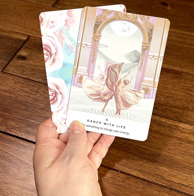 ワークユアライトオラクルカード - WORK YOUR LIGHTWORKS ORACLE CARDS 4 - カードの大きさはこのくらい。カードを持っている手は、手の付け根から中指の先までで約17cmです。