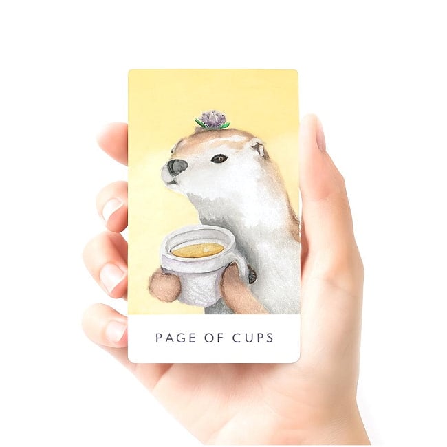 ホワイトセージタロット - White Sage Tarot 3 - カードを手に持ってみました。カードを持った手は、付け根から中指の先まで約15cmです