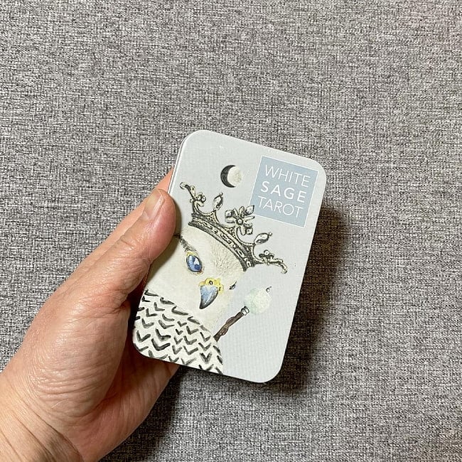 ホワイトセージタロット - White Sage Tarot 4 - 箱を手に持ってみました。箱を持った手は、付け根から中指の先まで約15cmです