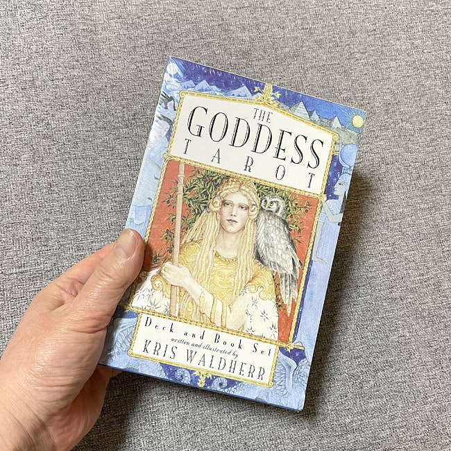 女神タロットデッキ&ブックセット - The Goddess Tarot Deck&Book Set 4 - 箱を手に持ってみました。箱を持った手は、付け根から中指の先まで約15cmです