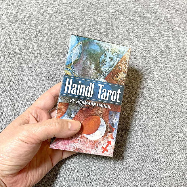 ハインドラタロット - Haindl Tarot 6 - 箱を手に持ってみました。箱を持った手は、付け根から中指の先まで約15cmです