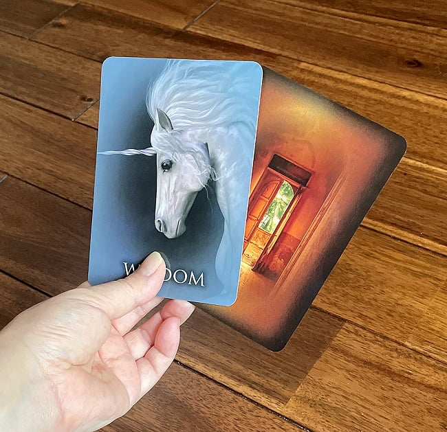 パストライフオラクルカード−PAST LIFE ORACLE CARDS 4 - カードの大きさはこのくらいです