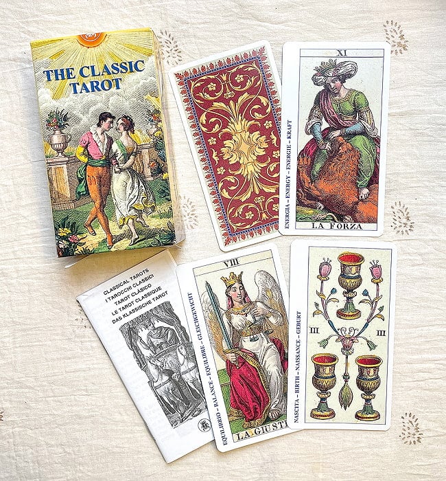 クラシックタロットカード − CLASSIC TAROT 2 - 素敵なカード、解説書はついていません。8番が正義、11番が力のかーどですのでマルセイユ版かな、小アルカナもシンプルなモチーフのみ。