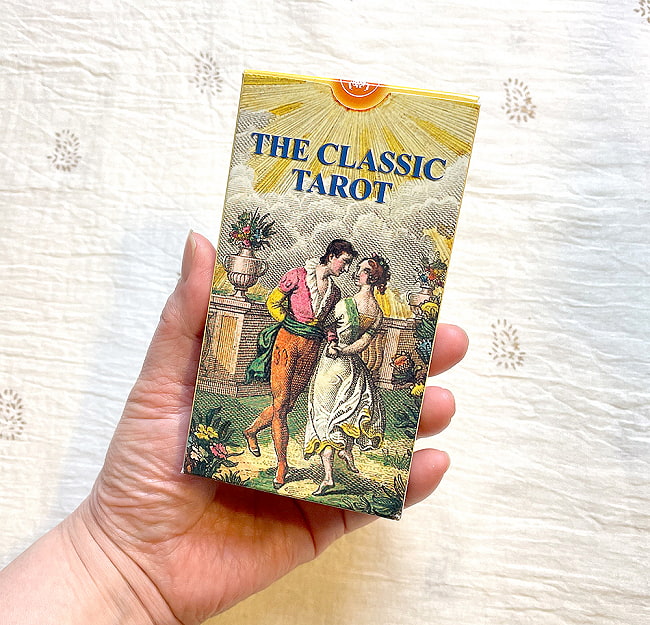 クラシックタロットカード − CLASSIC TAROT 5 - 外箱の大きさはこのくらい。箱を持っている手は、手の付け根から中指の先までで約17cmです。