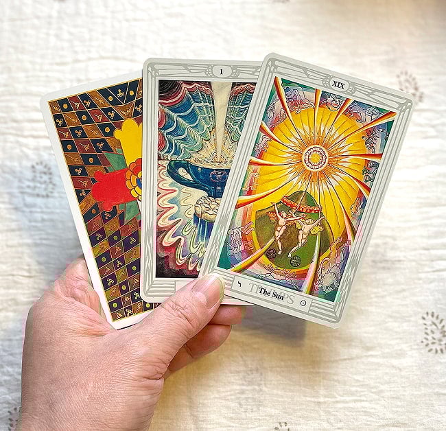 トートタロットデッキ - Crowley Thoth Tarot Deck 5 - カードを手に持ってみました。カードを持った手は、付け根から中指の先まで約15cmです