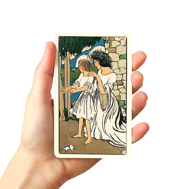 スミス・ウェイトタロットデッキ ボーダレス - Smith-Waite Tarot Deck Borderless 6 - カードを手に持ってみました。カードを持った手は、付け根から中指の先まで約15cmです、おまけカードの1枚です
